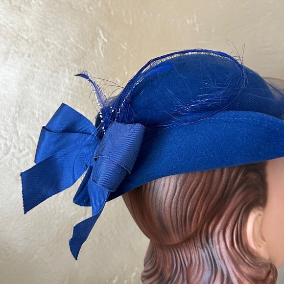 LUMINOUS 1960s\' BLUE FELT FEDORA + BOW, EMBELLISHED FEATHERS & SEQUINED VEILING main image 5